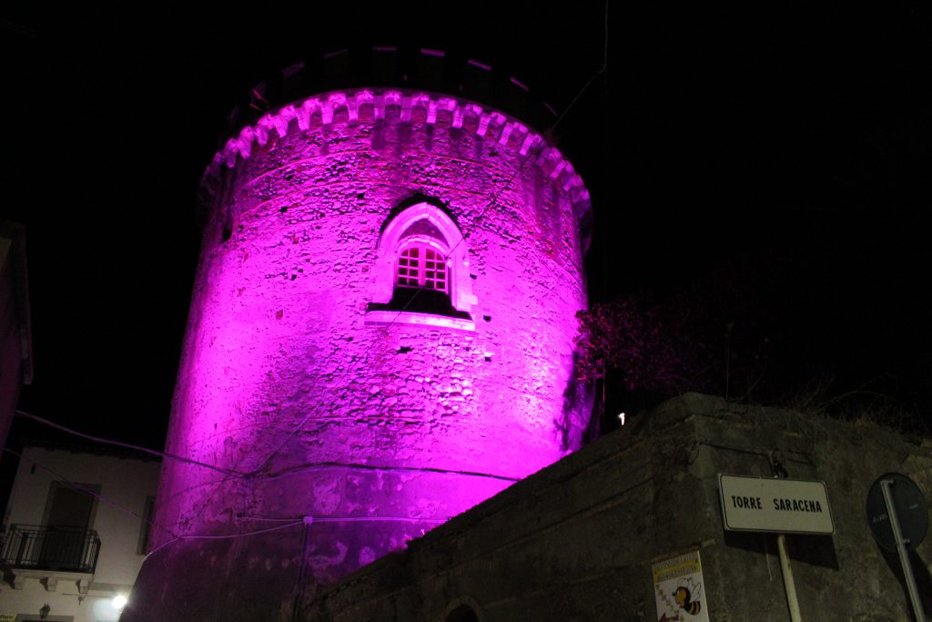 La Torre Saracena si tinge di rosa